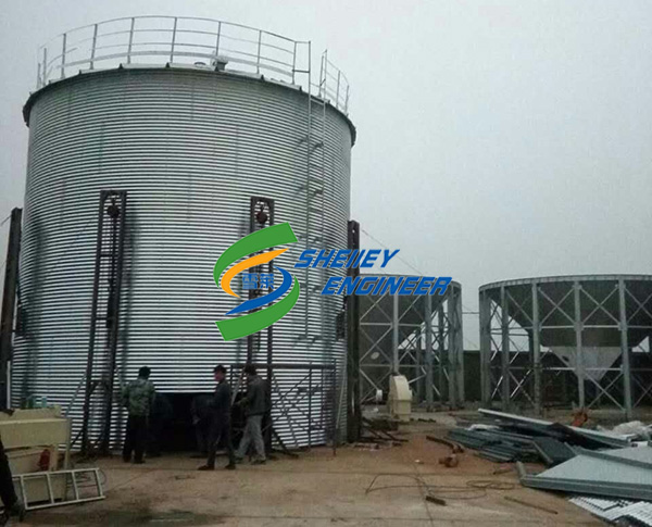 鋼板倉(cāng)客戶安裝中