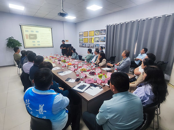 泰安市企聯(lián)、市網(wǎng)商會(huì)的企業(yè)家來廠參觀